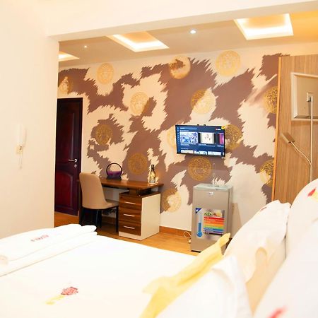Residence Le Sommet - Chambre Versace Douala Bagian luar foto