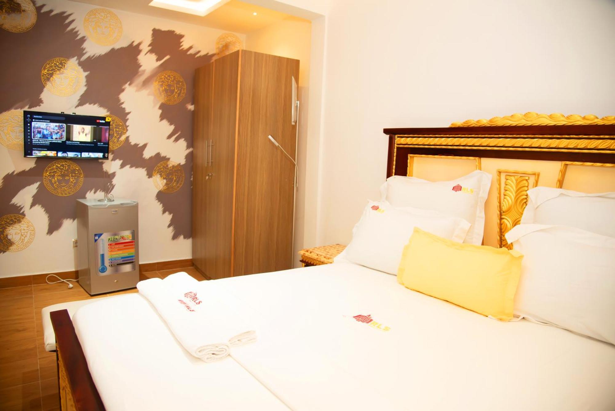 Residence Le Sommet - Chambre Versace Douala Bagian luar foto