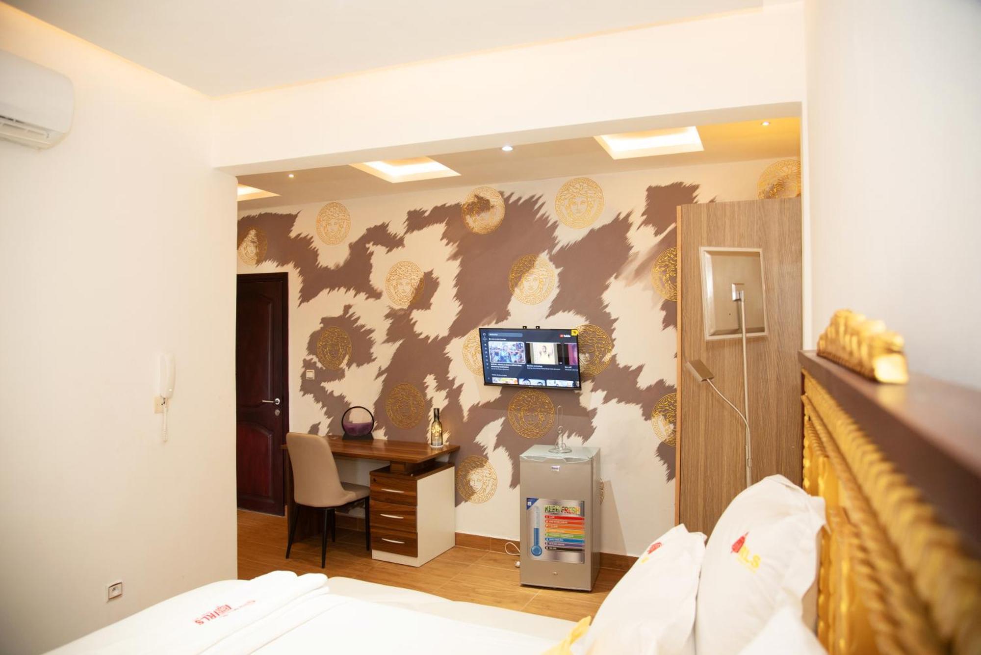 Residence Le Sommet - Chambre Versace Douala Bagian luar foto